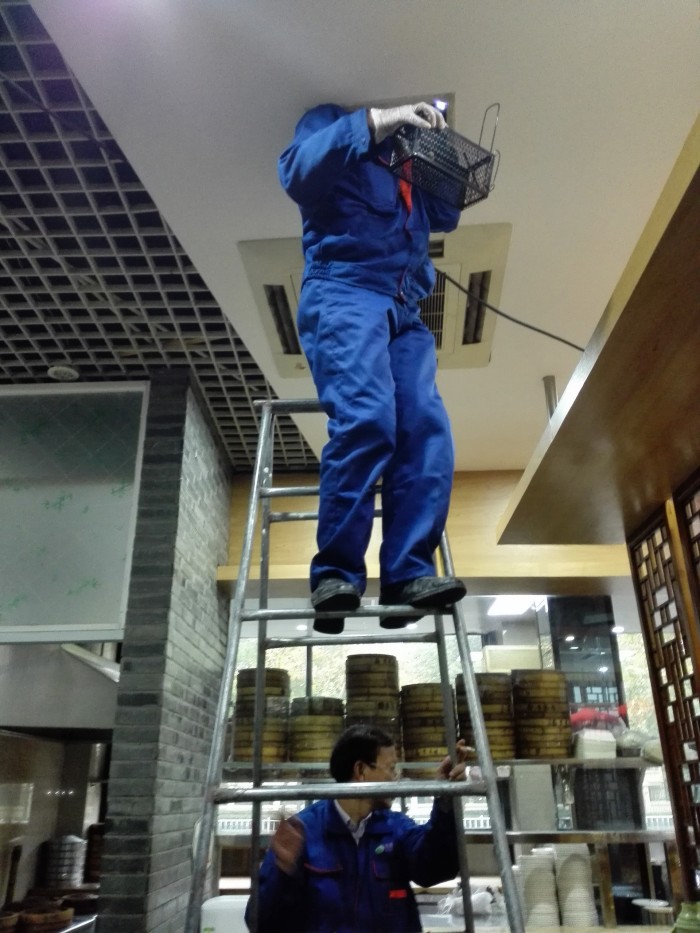 一楼大厅厨房门口